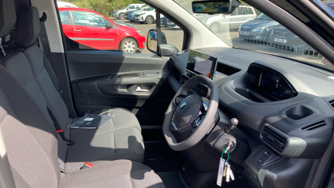 Peugeot Partner E-M 100kW 52kWh Asphalt Van Auto - Image 16